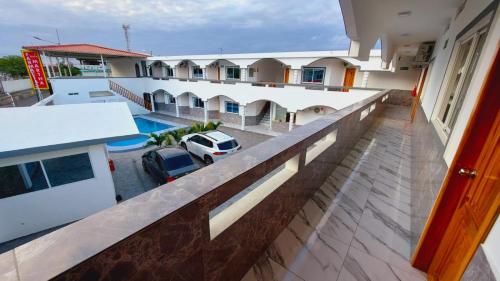 - une vue sur le balcon d'un bâtiment dans l'établissement Hostal Amelia de la Rosa, à Manta