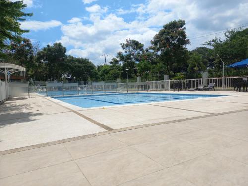 uma grande piscina com uma cerca em redor em Moderna y confortable habitación em Floridablanca