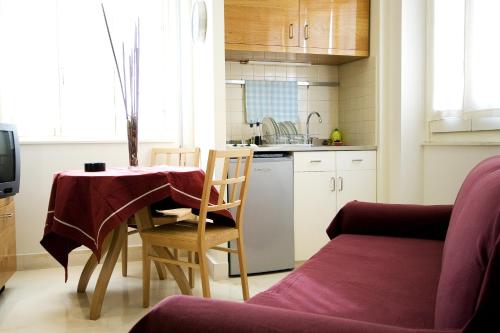 una cocina con mesa y mantel. en Residence Arco Antico, en Siracusa