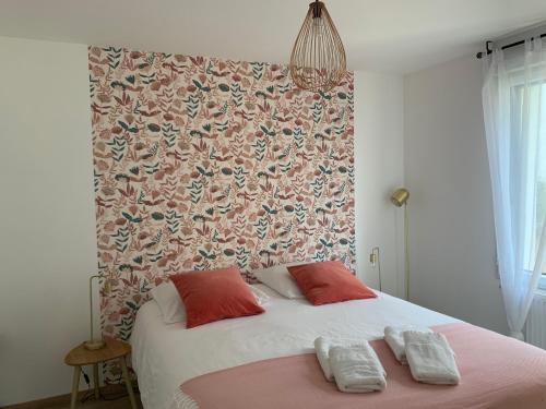 濱海卡馬雷的住宿－Maison d'exception ~ Vue Mer ~ 100m de la plage，一间卧室配有一张床,上面有两条毛巾