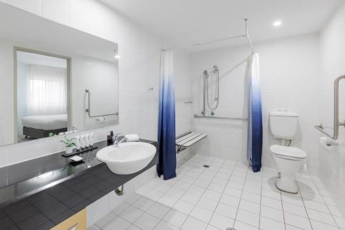 Ein Badezimmer in der Unterkunft Quest Cronulla Beach