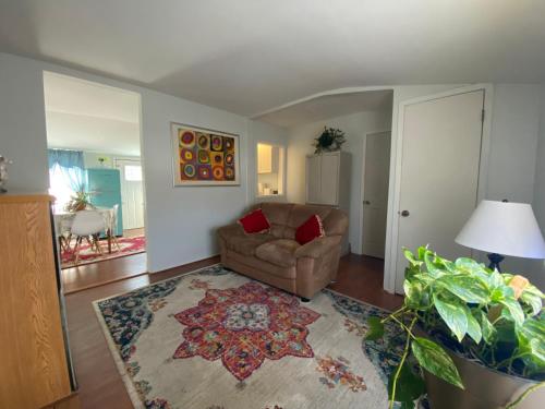 uma sala de estar com um sofá e um tapete em Two bedroom, living/dining room em Bellport