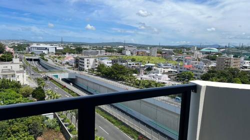 Pemandangan umum bagi Okinawa atau pemandangan bandar yang diambil dari apartmen