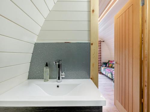 een badkamer met een witte wastafel in een kamer bij Barn Owl - Uk45517 in Humberstone