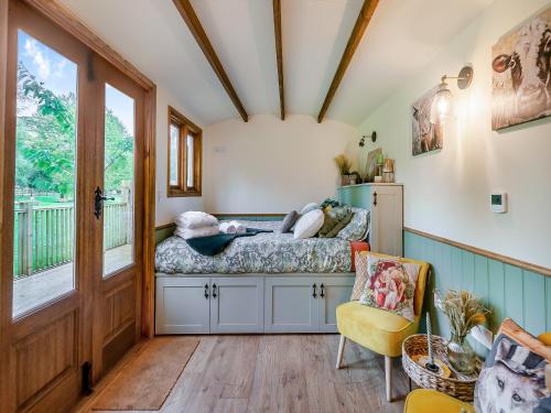 ein Zimmer mit einem Bett und einem Stuhl darin in der Unterkunft Cherry Tree Lodge- Uk45518 in Humberstone