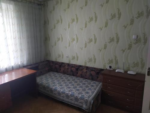 een bed in een kamer met een muur bij 2-х квартира Огнівка in Poltava