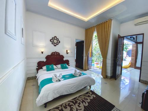 a bedroom with a large bed in a room at Ubu Villa Balirejo at Yogyakarta City Center in Demangan