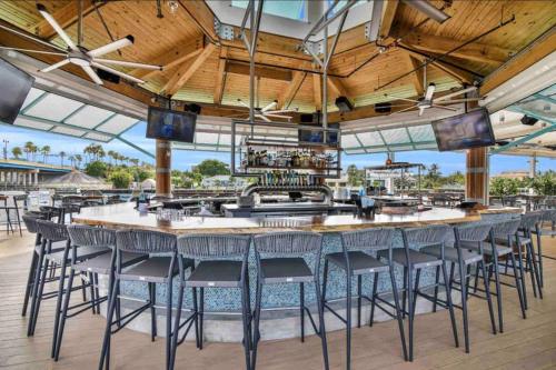 um bar com cadeiras num restaurante de marisco em Deerfield Beach Boca Raton with pool 1 mile from the beach em Deerfield Beach