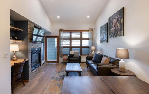 sala de estar con sofá y chimenea en Zephyr Mountain Lodge - Premium Rated Condo 1701, en Winter Park