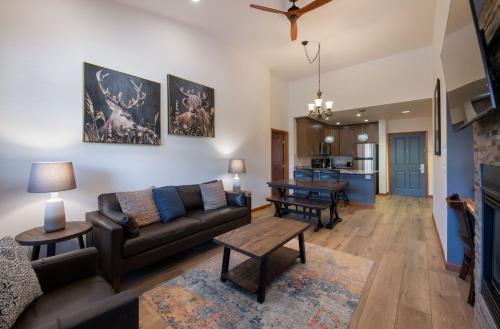 sala de estar con sofá y mesa en Zephyr Mountain Lodge - Premium Rated Condo 1701, en Winter Park