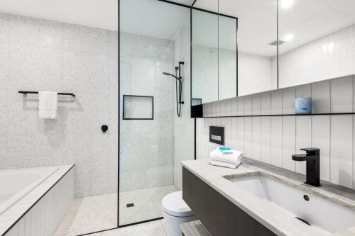 een badkamer met een bad, een toilet en een douche bij 3brm townhouse close to Geelong CBD in Geelong West