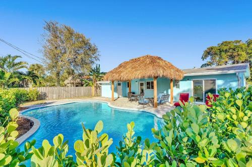 uma villa com uma piscina e uma casa em Deerfield Beach Boca Raton with pool 1 mile from the beach em Deerfield Beach