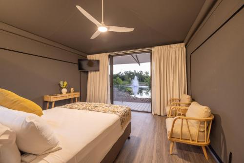 Un dormitorio con una cama y una ventana con una fuente. en Townsville Eco Resort 