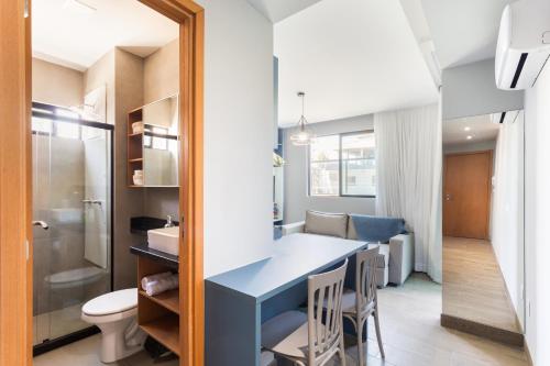 uma casa de banho com um balcão azul, um lavatório e um WC. em 101 Villa Oceanica em Porto de Galinhas