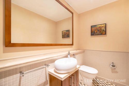 La salle de bains est pourvue d'un lavabo et de toilettes. dans l'établissement LUX - The Scenic Space Marina View Suite, à Dubaï