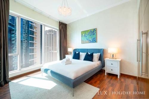 - une chambre avec un lit king-size et de grandes fenêtres dans l'établissement LUX - The Scenic Space Marina View Suite, à Dubaï