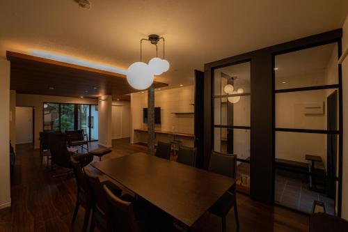 - une salle à manger avec une table et des chaises dans l'établissement Izumo Biyori - Vacation STAY 66967v, à Izumo