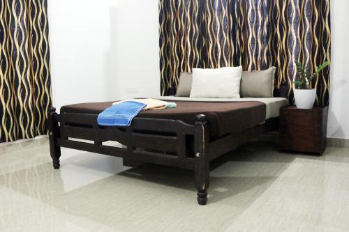uma cama sentada num quarto com um cobertor em Coffee Roots em Kalpatta