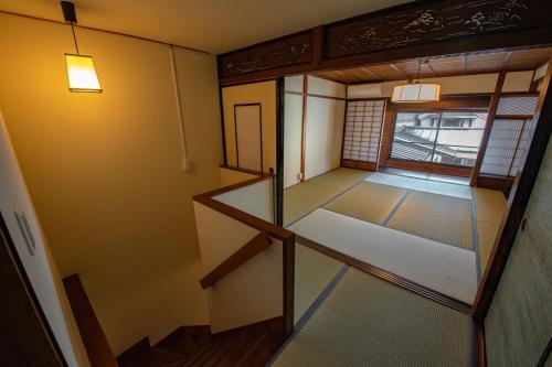 um pequeno quarto com uma escada e uma janela em HIYORI-STAY MatsueBiyori - Vacation STAY 46648v em Matsue