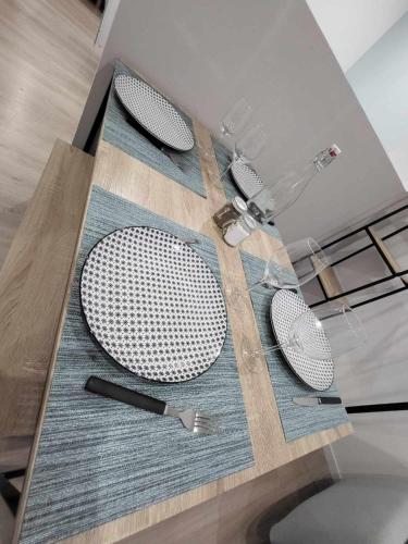 un comptoir avec deux miroirs et outils dans l'établissement Appartement canada 1, à Valenciennes