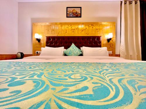 a hotel room with a large bed with a carpet at Manali Outdoor Retreat by Sheosante in Manāli