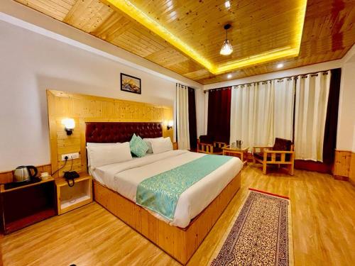 a bedroom with a large bed in a room at Manali Outdoor Retreat by Sheosante in Manāli