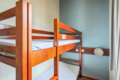 quelques lits superposés dans une chambre dans l'établissement Résidence Port du Crouesty - maeva Home - Appartement Duplex 3 pièces 7 personnes Sélection MAE-1484, à Arzon