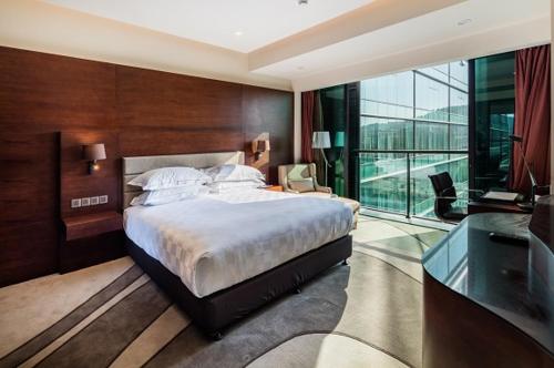 莫士比港的住宿－斯坦利套房酒店，一间卧室设有一张大床和一个大窗户