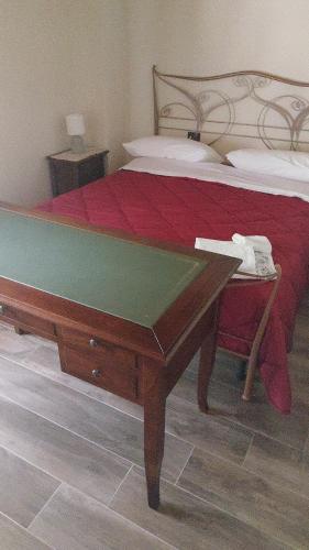 1 dormitorio con mesa de billar junto a la cama en Agriturismo Dolci Ricordi, en Corleto Monforte