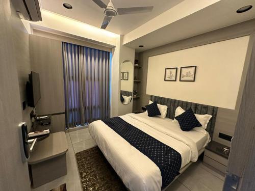 um quarto de hotel com uma cama e uma janela em HOTEL ASIANA SKY Motera Ahmedabad em Ahmedabad