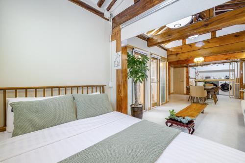 um quarto com uma cama e uma sala de jantar em Memory Stay Seoul Jongro Hanok em Seul