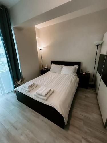 Ένα ή περισσότερα κρεβάτια σε δωμάτιο στο Royal Comfy Apartament 2 rooms Ab Homes