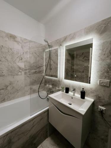 Ένα μπάνιο στο Royal Comfy Apartament 2 rooms Ab Homes