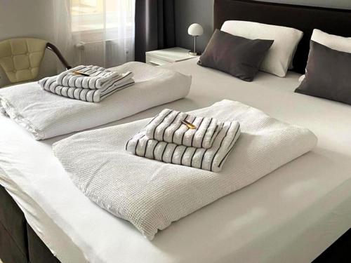 two white beds with towels on top of them at Ferienwohnung Fallersleben in Weimar in Weimar