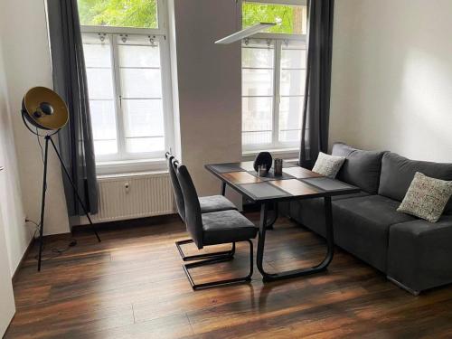 a living room with a table and a couch at Ferienwohnung Fallersleben in Weimar in Weimar