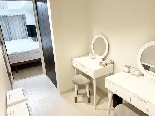 Katil atau katil-katil dalam bilik di Cocone House Tengachaya 2bedroom 2shower 2toilet type 2subways from Nanba station