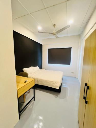 a bedroom with a bed and a desk in a room at AVENUE RESIDENCE in Kuala Lumpur