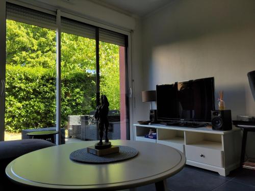 - un salon avec une statue sur une table dans l'établissement Appartement avec grand jardin reposant, au Mans