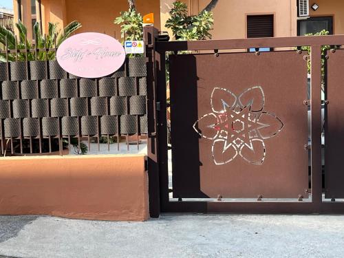 a gate with a flower drawn on it at Stefy's House in Scalea