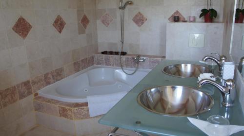 Ένα μπάνιο στο Chambre d'hôtes Ananda