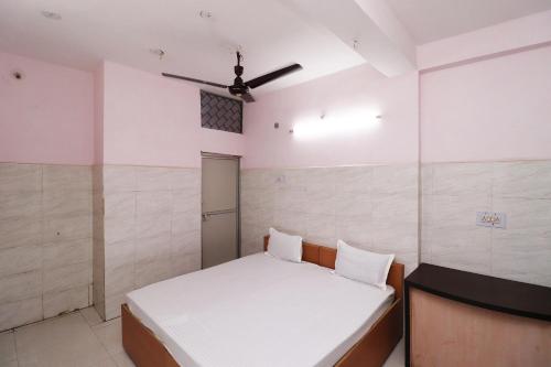 Postel nebo postele na pokoji v ubytování Hotel Kshama