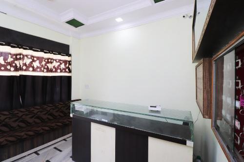 Habitación con escritorio y cama de fondo en Hotel Kshama, en Jabalpur