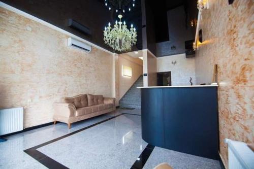 祖格迪迪的住宿－Лотус，带沙发和吊灯的大型客厅