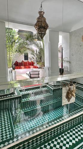 - une piscine d'eau dans une maison avec une chambre dans l'établissement Berber Duchess Riad, à Marrakech