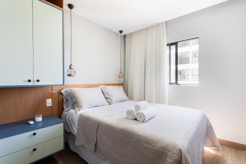 um quarto com uma cama com duas toalhas em 101 Villa Oceanica em Porto de Galinhas