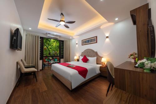 sypialnia z łóżkiem, biurkiem i oknem w obiekcie Hanoi Liliane Hotel and Travel w mieście Hanoi