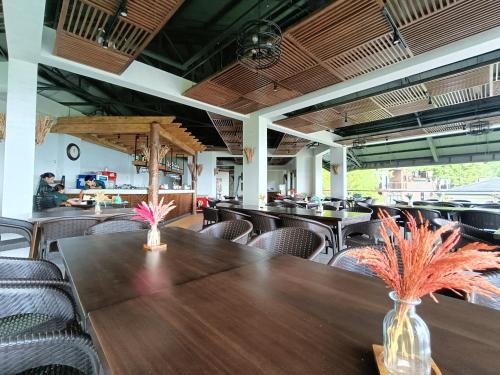 una sala da pranzo con tavolo e sedie di Mist Mountain Resort powered by Cocotel a Cebu City