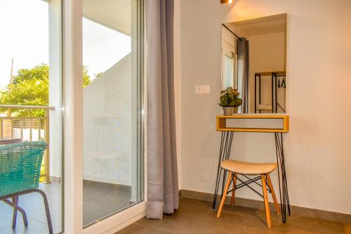 - une table et un tabouret dans une pièce avec un miroir dans l'établissement Ktima Holiday House, à Skiathos Chora
