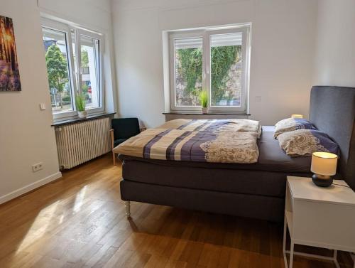 - une chambre avec un lit et 2 fenêtres dans l'établissement Refurbished 1BR Apartment in Limpertsberg, à Luxembourg