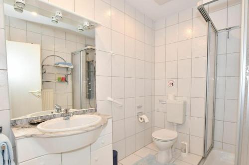 un baño con lavabo e inodoro en Ferienhaus Eilts, en Borkum